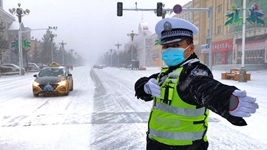 降雪已達(dá)到暴雪量級(jí) 中國(guó)“北極”漠河戰(zhàn)風(fēng)斗雪保民生