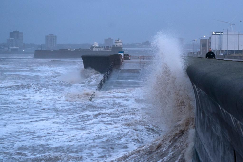 英國部分地區(qū)遭遇風(fēng)暴天氣