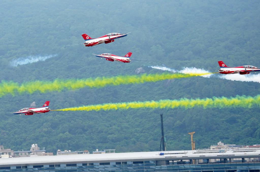 空軍50型武器裝備在中國(guó)航展成體系亮相 多型戰(zhàn)機(jī)飛行表演展現(xiàn)實(shí)戰(zhàn)化軍事訓(xùn)練成就