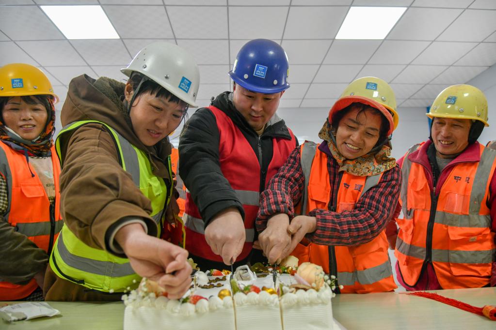 濟(jì)南：建設(shè)者過(guò)集體生日迎新年