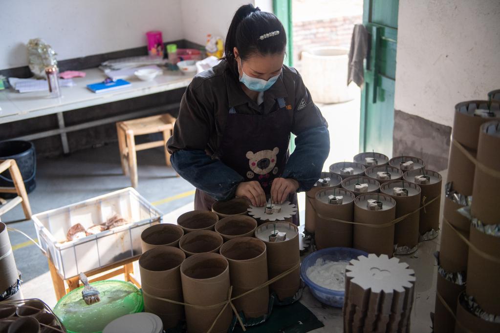 湖南瀏陽：趕制花炮迎新年