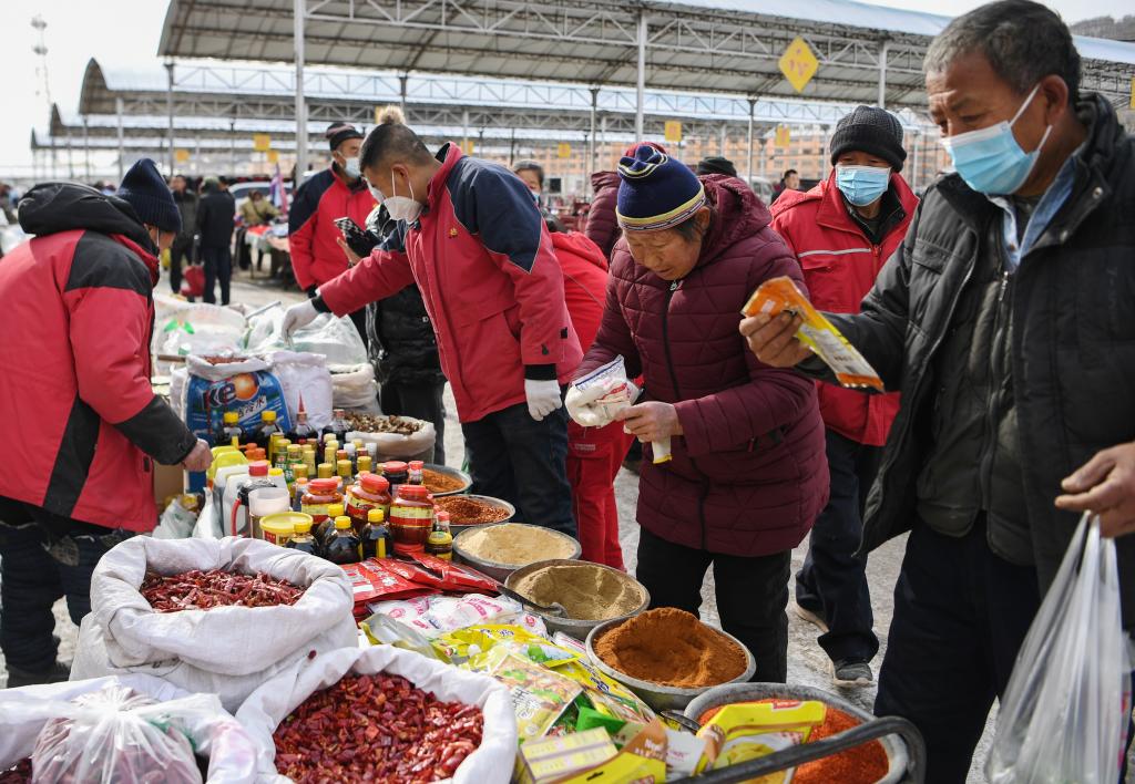 新華全媒+丨延安農(nóng)民趕大集 歡歡喜喜過小年