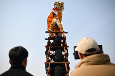 新春走基層丨舞虎鬧新春