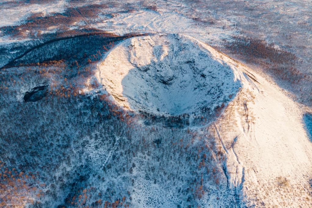 火山覆雪 靜謐壯美