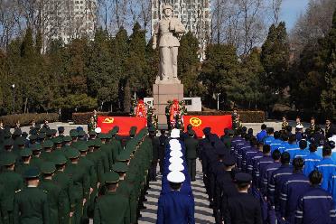 “把雷鋒精神代代傳承下去！”——軍地青年典型代表祭掃雷鋒墓側(cè)記