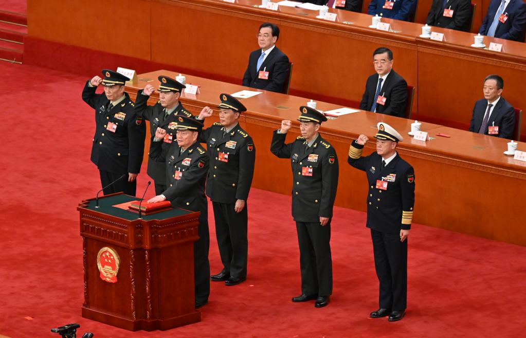 中央軍事委員會(huì)副主席、委員進(jìn)行憲法宣誓