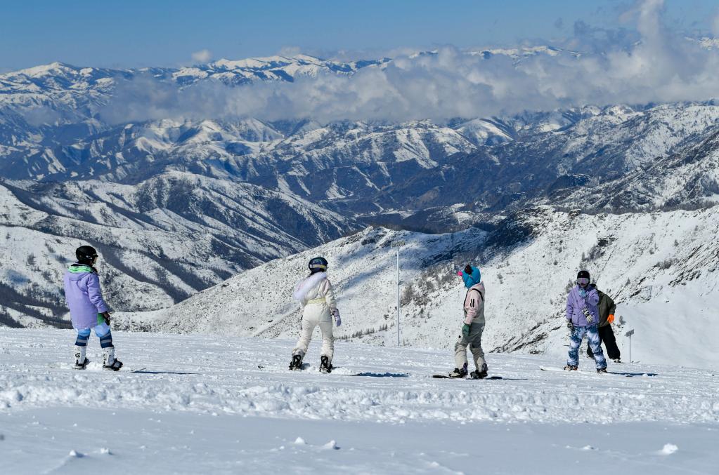 新華全媒＋丨四月，在新疆可可托海弄雪