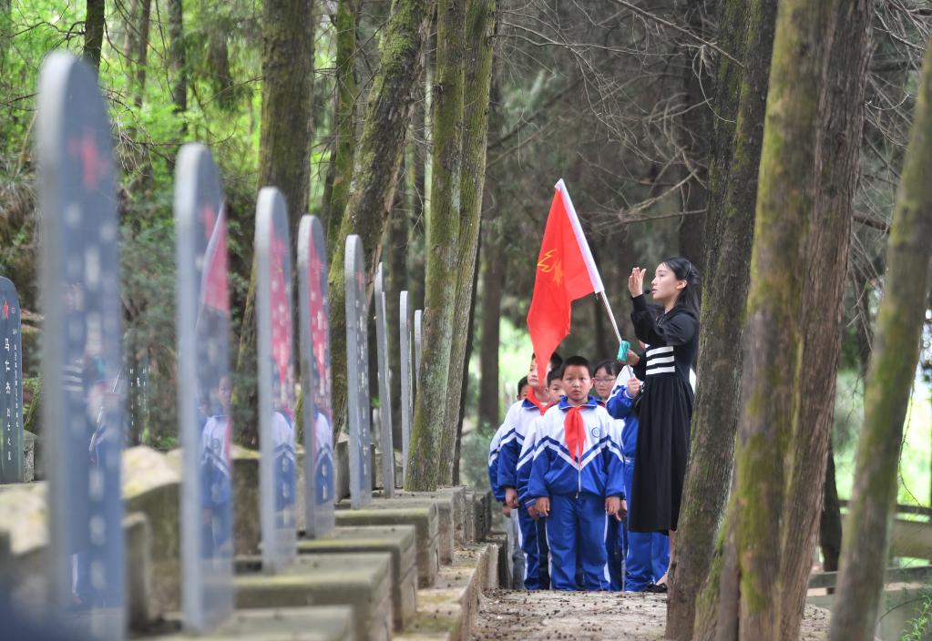 四代守墓90載 鄉(xiāng)村女教師傳承紅色基因