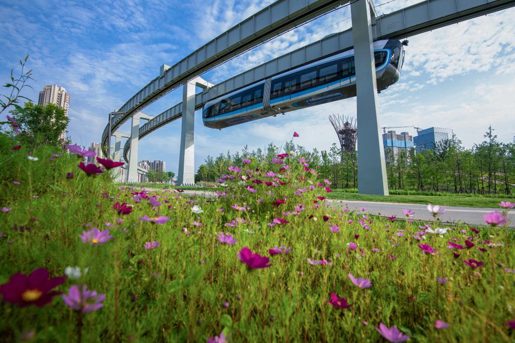 新華全媒+丨駛向未來！“光谷光子號”空軌建成試跑