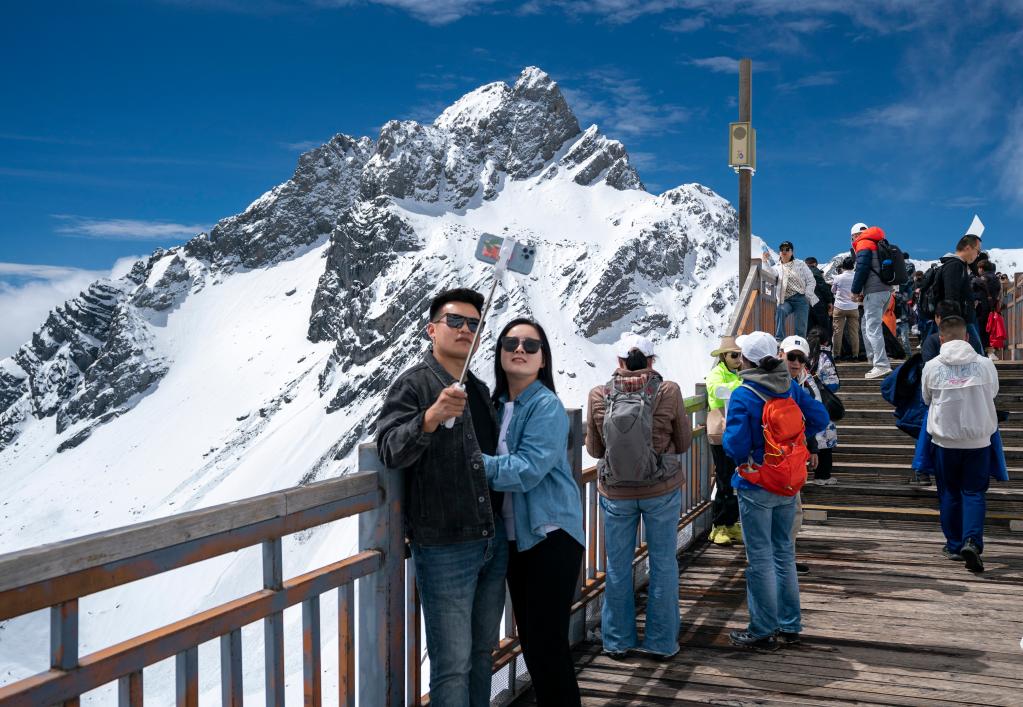 玉龍雪山景區(qū)開(kāi)啟夏日旅游季