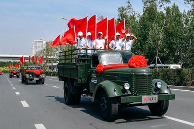 新華全媒+丨70年7代車——從解放卡車“七世同堂”巡游回望“車輪滾滾”舊時光