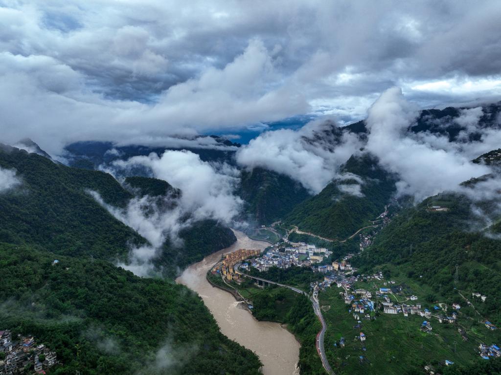 新華全媒+丨國道之行 從雪山奔向大海丨怒江，霧江