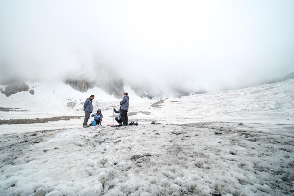 新時(shí)代中國(guó)調(diào)研行·長(zhǎng)江篇丨玉龍雪山上的一片雪花，長(zhǎng)江里的一滴水