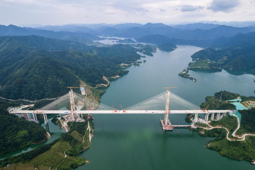 湖南官新高速控制性工程雪峰湖大橋合龍