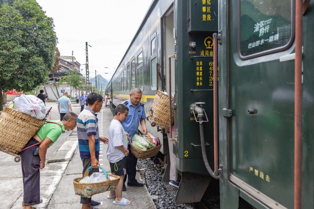 逛集市、賞非遺——特色“小慢車”豐富旅客出行體驗