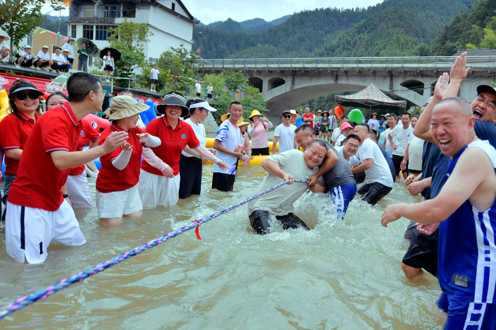 水上趣味運動會享清涼