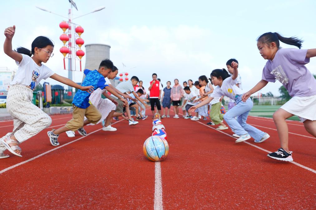 山東即墨：大學生“公益課堂”助力鄉(xiāng)村孩子快樂度假