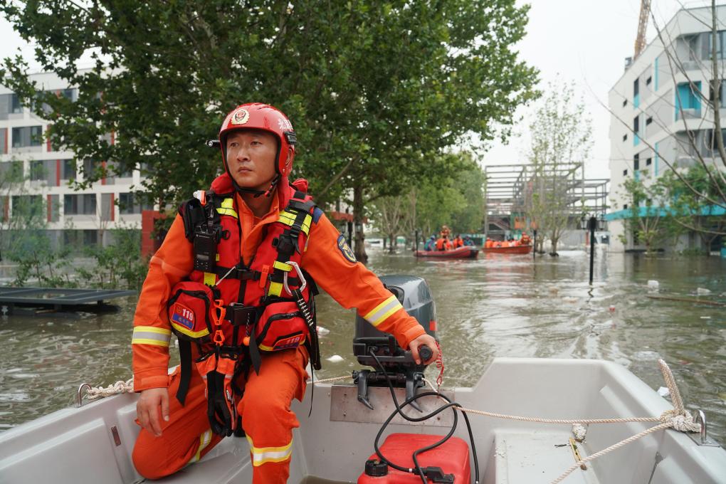 新華全媒+丨北京房山有序轉(zhuǎn)運暴雨受災(zāi)人員