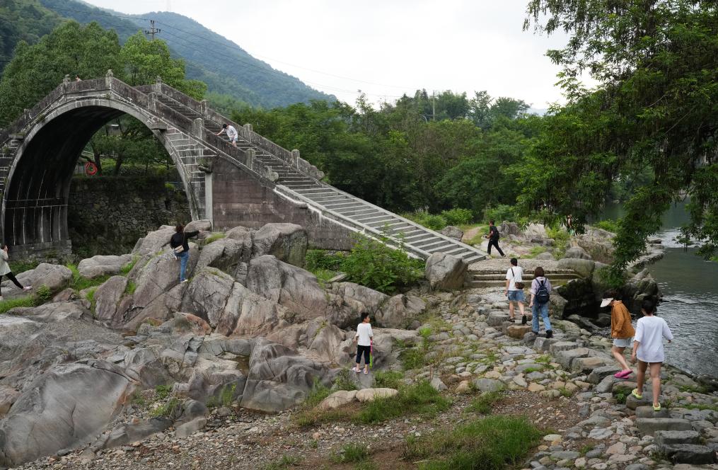 避暑游帶動山區(qū)夏日經(jīng)濟