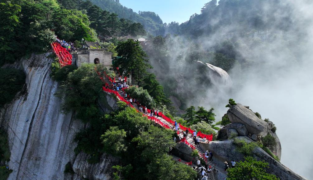 西岳華山：峭仞聳巍巍 奇險引游人