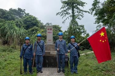 國(guó)道之行 從雪山奔向大海｜49年，他們帶著國(guó)旗走了25萬(wàn)公里