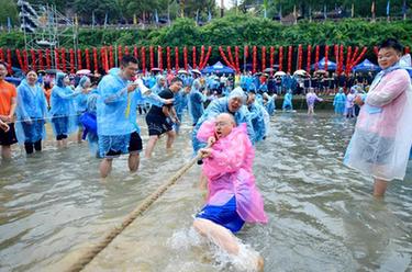 “水中拔河”樂趣多