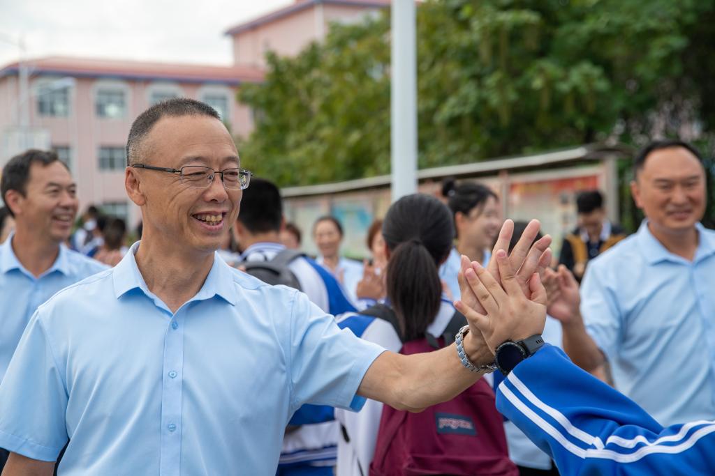 新華全媒+丨災(zāi)后如期開學(xué) 又聞瑯瑯讀書聲