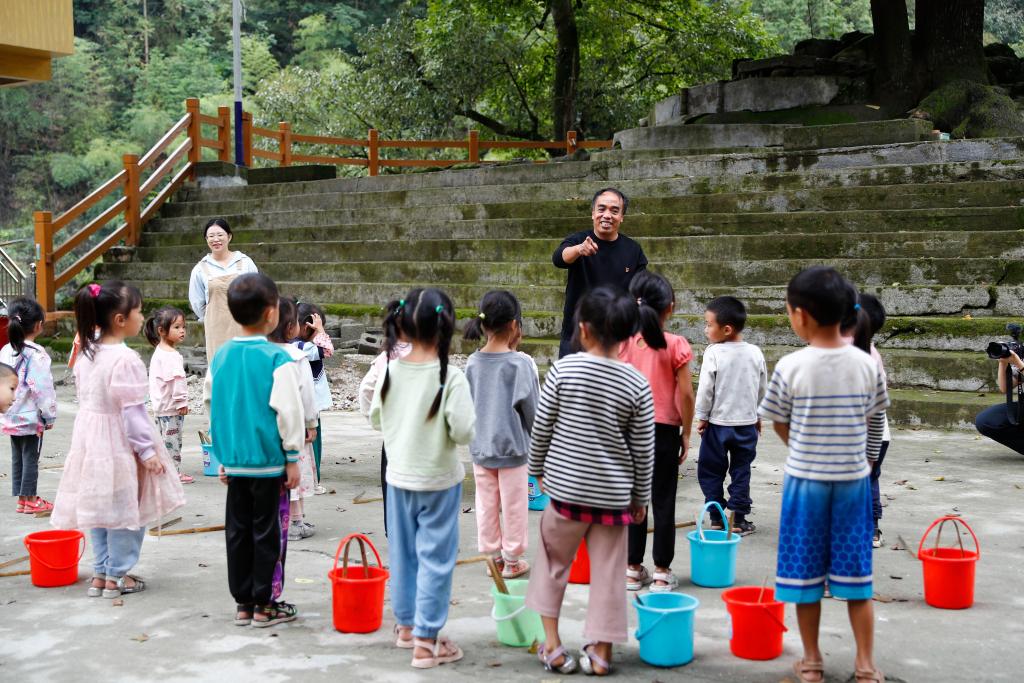 白天帶小學(xué)生 晚上教“大”學(xué)生——堅(jiān)守苗寨講臺(tái)三十年的潘先鋒