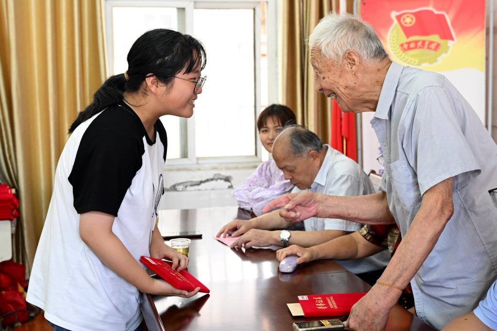 96歲教師葉連平連續(xù)12年為農(nóng)村孩子發(fā)放獎學金