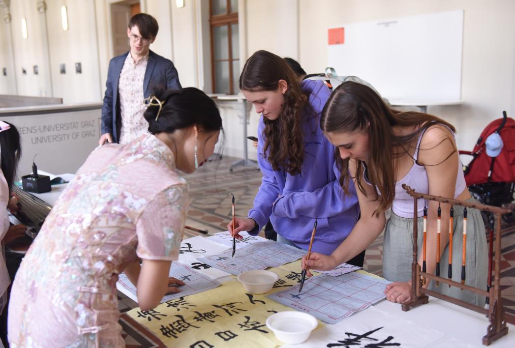 奧地利格拉茨大學(xué)孔子學(xué)院舉辦中國(guó)文化體驗(yàn)活動(dòng)